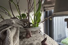 Metalen haasje aan een ketting